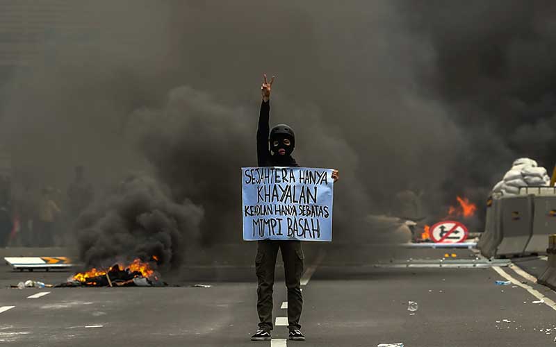 Ini Potret Rusuh Demonstrasi Tolak UU Cipta Kerja di Indonesia
