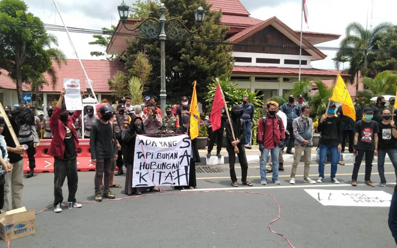 Tolak Ominibus Law, Puluhan Mahasiswa Bantul Demo DPRD