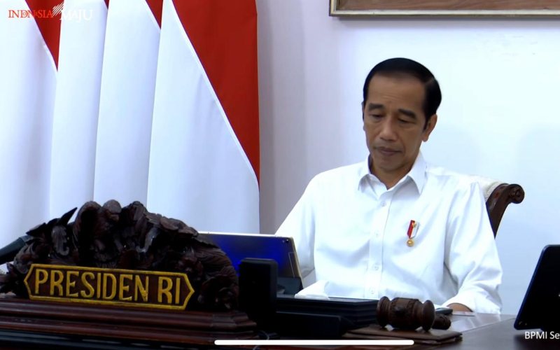 Presiden Jokowi Sempat Batuk-batuk saat Pimpin Ratas, Kurang Sehat?