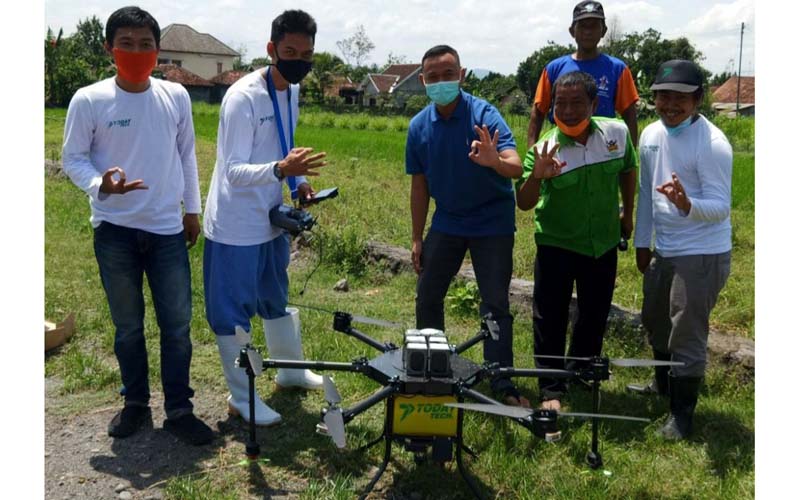 Wow, Petani Kalasan Kembangkan Penyemprot Hama dengan Drone