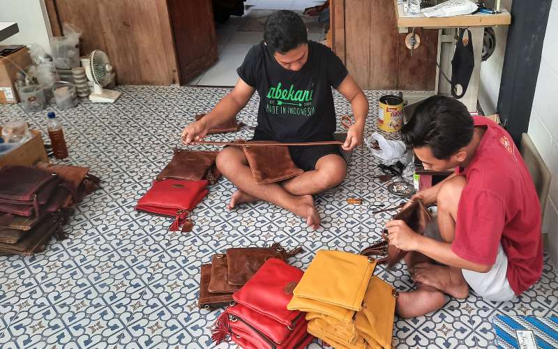Abekani Leather Craft Bertahan Di Tengah Terpaan Pandemi 