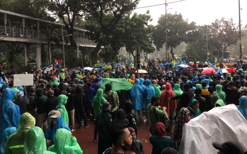 Meski Hujan Deras Demonstran Tolak UU Cipta Kerja Tetap Bertahan 