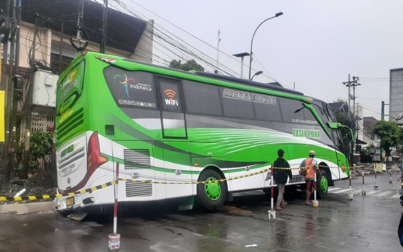 Bus Pariwisata Terperosok di Kawasan Tugu Jogja