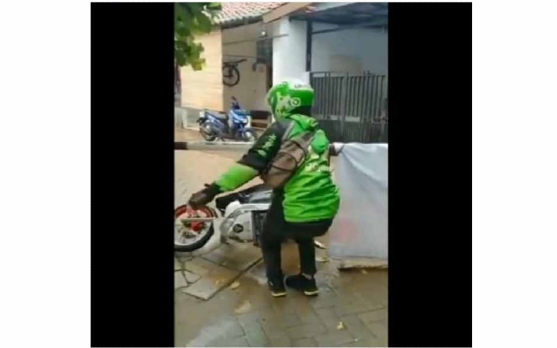 Viral Video Ojol Bersusah Payah Seret Motor di Kolong Portal