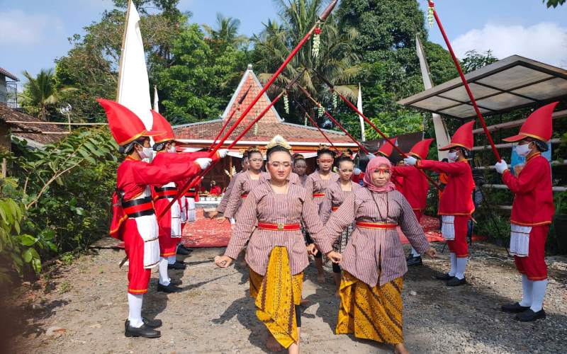 Riris Mangenjali Menggambarkan Rasa Syukur atas Berkah Air Hujan
