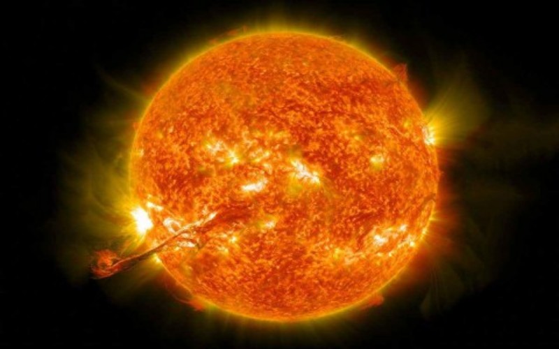 Ledakan Besar Mirip Mesin Kiamat Muncul dari Matahari