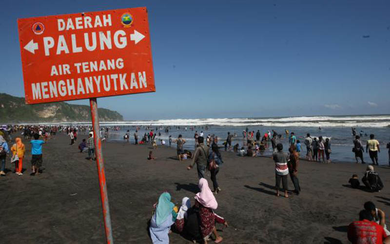 Pantai Bantul Ramai di Libur Panjang, Banyak Orang Pakai Masker Asal-asalan