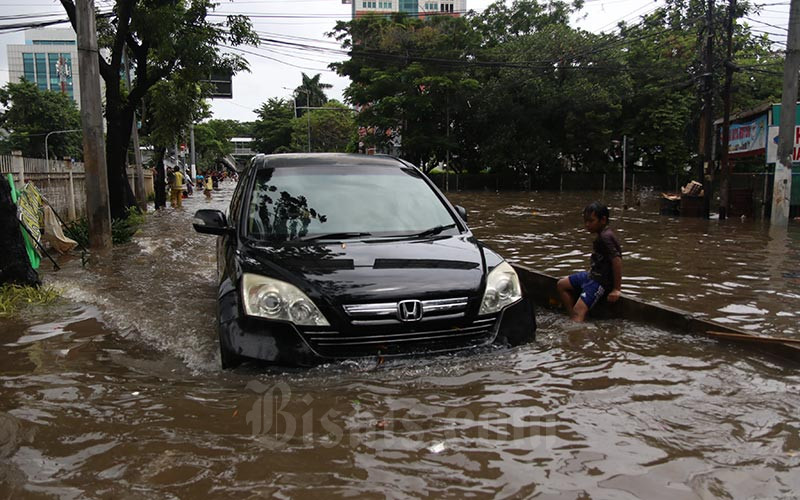 Mobil Terendam Banjir? Ini 8 Cara Mengatasinya