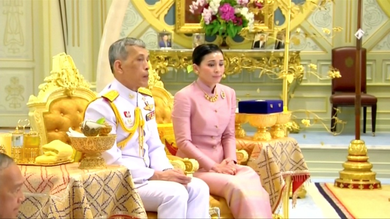 Setelah Didemo, Raja dan Ratu Thailand Turun ke Jalan Temui Pendukungnya