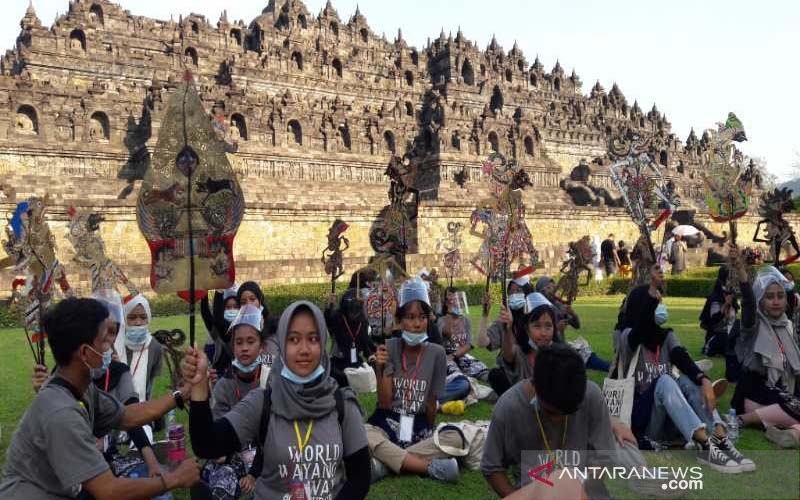 Anak-Anak Kirab Wayang di Borobudur sekaligus Doakan Ki Seno Nugroho
