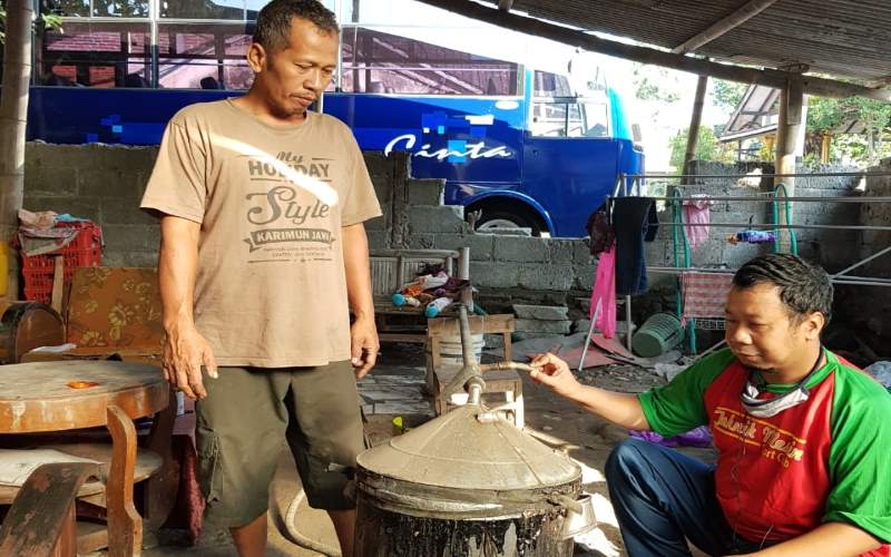 PKM UMY Tingkatkan Produktivitas Perajin Batok Arang di Desa Triharjo Sleman