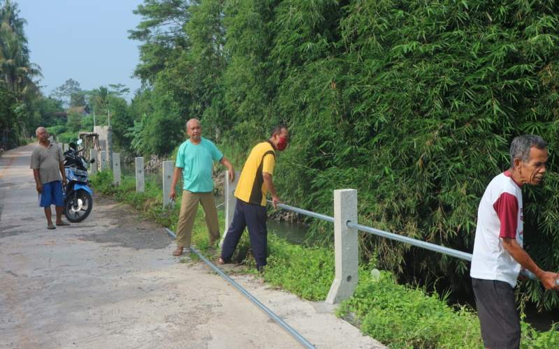PKM UMY Tingkatkan Keselamatan Pengguna Jalan di Kanggotan Bantul