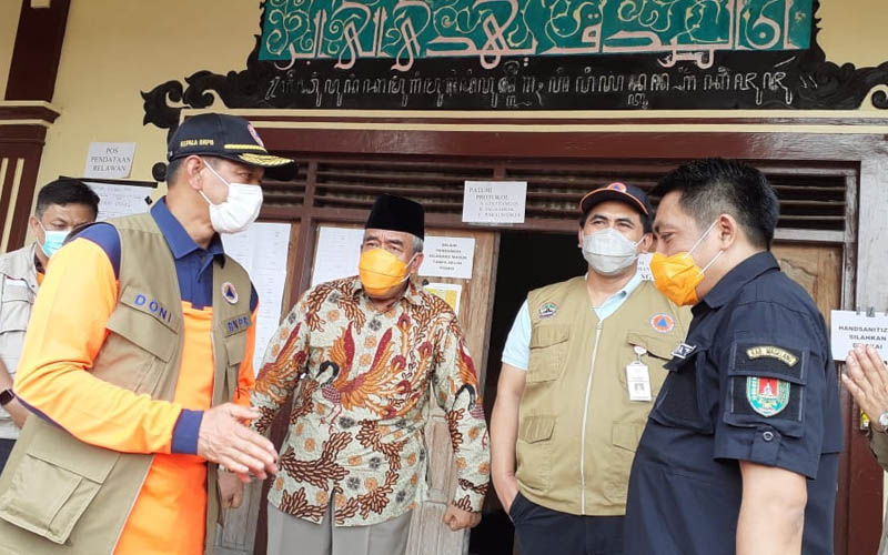 Kunjungi Pengungsi Merapi di Magelang, Kepala BNPB Bawa Bantuan dan Pesan dari Presiden