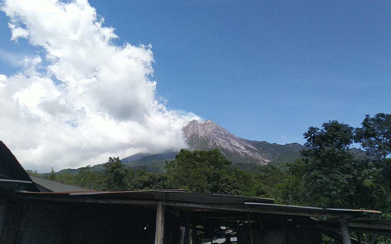 Gunung Merapi Luncurkan Guguran Material ke Kali Lamat Sejauh 1 Km