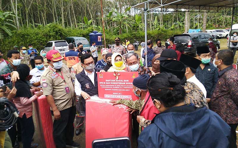 Kunjungi Pengungsi Merapi di Glagaharjo, DPR RI Minta Protokol Kesehatan Ditegakkan