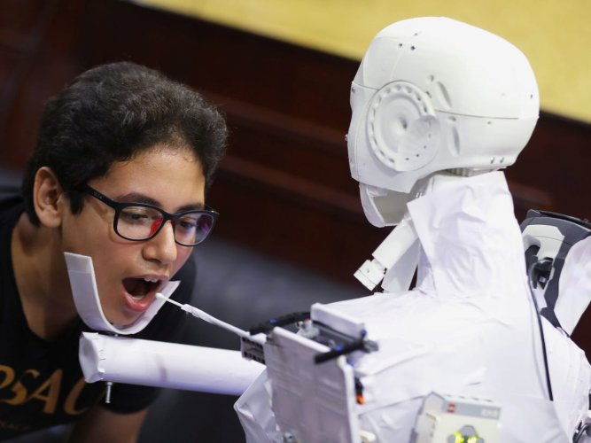 Rumah Sakit di Mesir Uji Coba Robot yang Bisa Tes Virus Corona