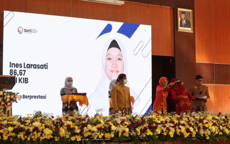 SMK SMTI Yogyakarta Lepas 122 Wisudawan