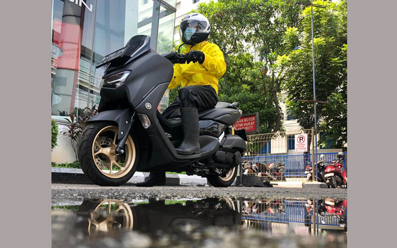 Tips Berkendara Sepeda Motor Saat Hujan