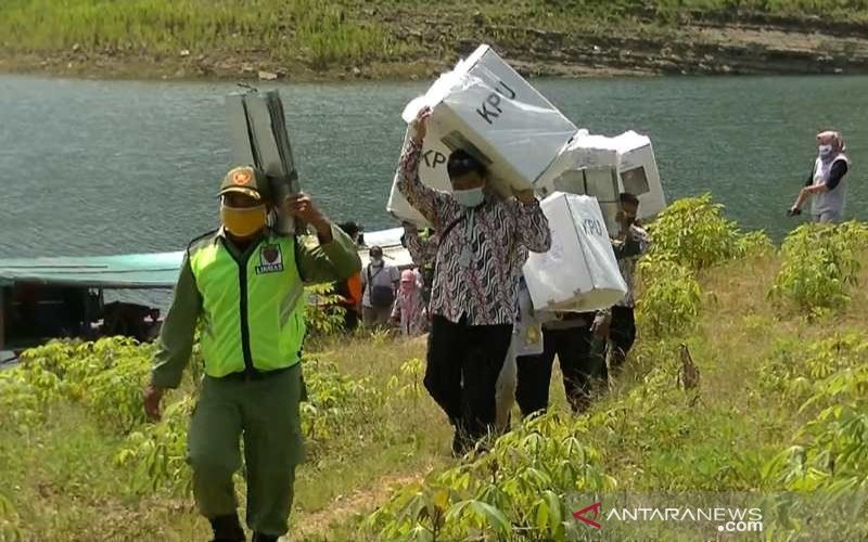 KPU Wonosobo Gunakan Perahu untuk Pengiriman Logistik Pilkada di Desa Terpencil