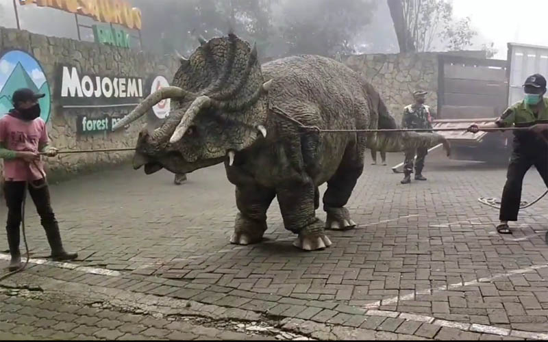 Viral Video Dinosaurus Diturunkan dari Truk di Mojosemi Forest Park, Ini Faktanya