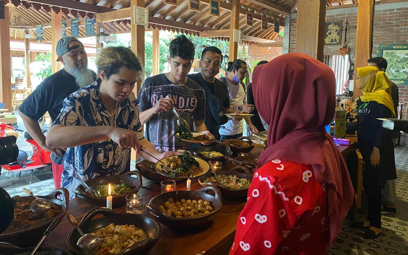 Ke Borobudur, Al, Dul dan Eric Soekamti Terkesan Menikmati Masakan Ndeso