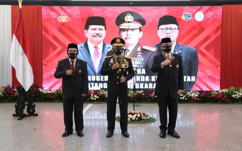 Kapolri Berikan Bintang Bhayangkara Utama kepada Menpan RB & Menteri ATR/BPN