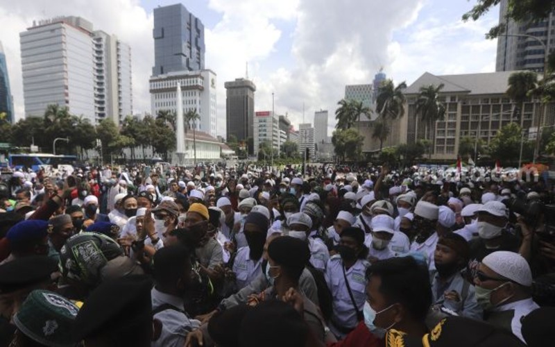 Pecah Bentrok Demo Pendukung Rizieq Shihab, 2 Polisi Terluka, Ratusan Orang Ditangkap