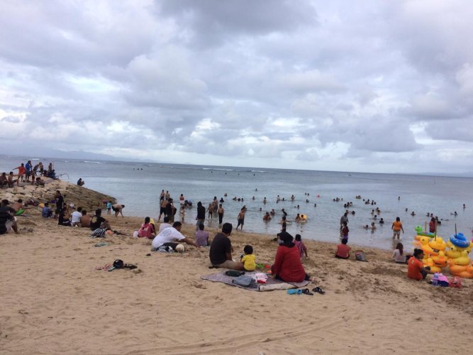 Pantai Sindhu Bali Mulai Diserbu Wisatawan