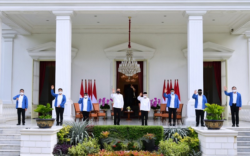 Tanpa Jabat Tangan, Begini Cara Jokowi Beri Selamat 6 Menteri yang Baru Dilantik