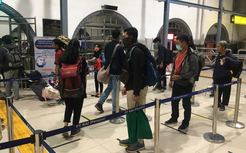 Antrean Rapid Test di Stasiun KA Membeludak, Tak Cukup 3 Jam Sebelum Berangkat