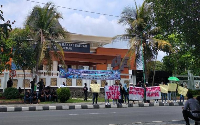 Tolak Hasil Pilkades, Sejumlah Warga Sinduadi Sleman Turun ke Jalan Berdemonstrasi