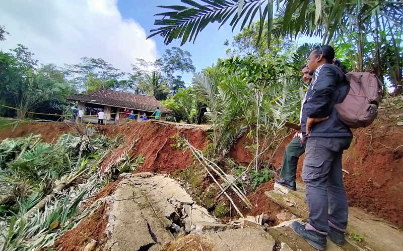 Tebing 20 Meter Longsor Menutup Akses Jalan di Kulonprogo