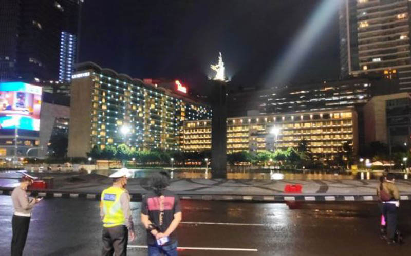Hanya Terdengar Gemuruh Kembang Api, Bundaran HI Sepi di Malam Tahun Baru 2021
