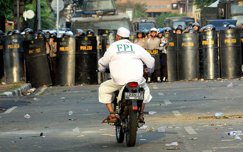 Polisi Copot Atribut FPI di Gamping