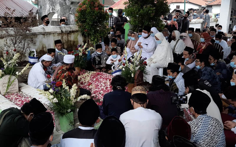 Santri dan Alumni Ponpes Al Munawir Krapyak Padati Pemakaman Kiai Muhammad Najib