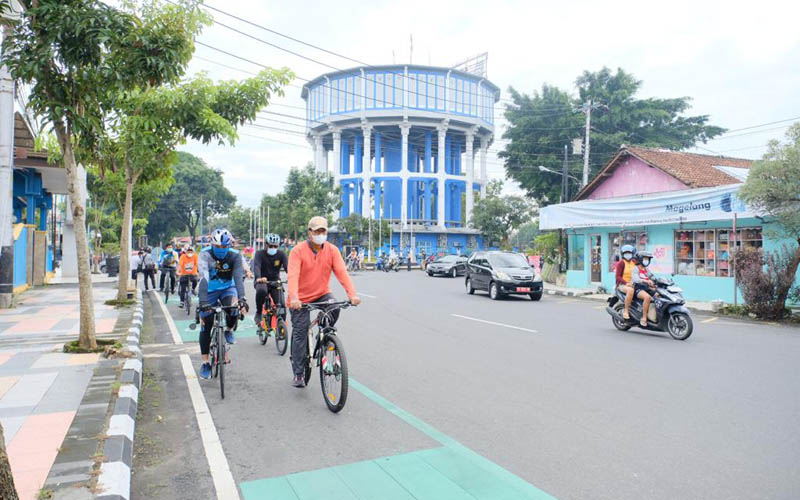 Sambil Bersepeda, Wali Kota Magelang Pantau PPKM di Tempat Strategis