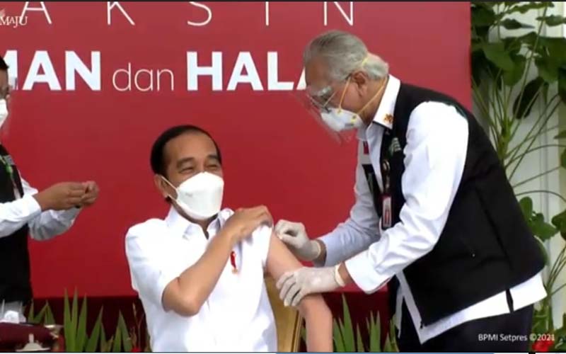 Sah! Jokowi Disuntik Vaksin Covid-19, Tangan Vaksinator sampai Gemetaran