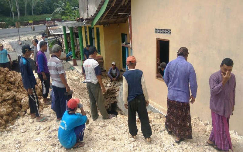 Diwarnai Suara Gemuruh, Rumah Sukamto di Rongkop Ambles hingga 3 Meter