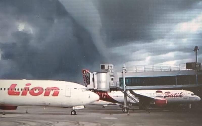 Aneh! Awan Pekat Mirip Ombak Muncul di Langit Bandara YIA, Apa yang Terjadi?
