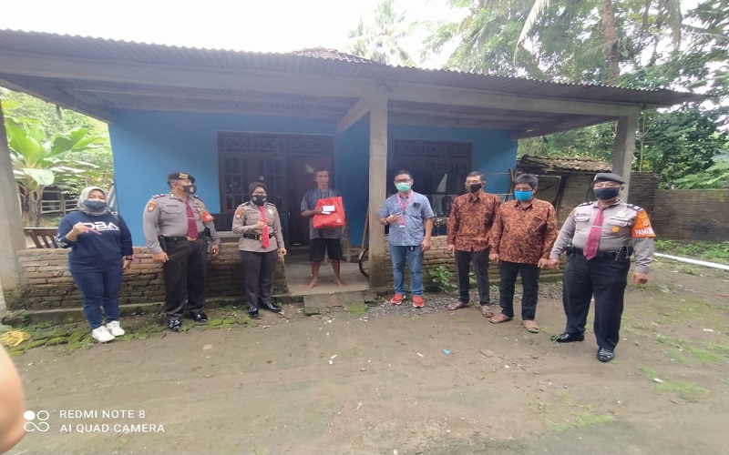 Smartfren dan Polda Yogyakarta Beri Bantuan Sembako untuk Mangiran