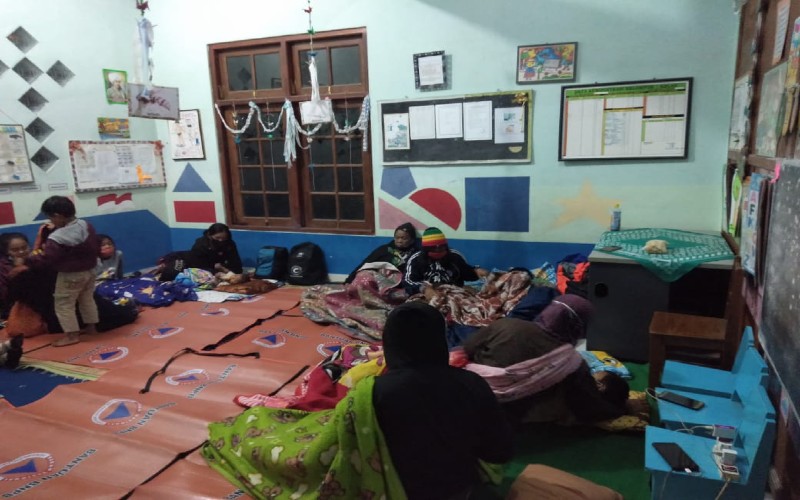 Merapi Bergejolak, Puluhan Warga Pakem Tidur di Gedung SD