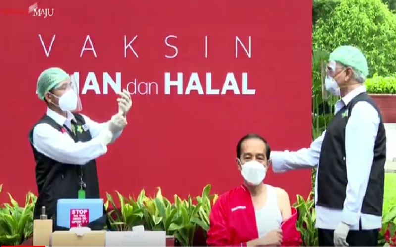 Profesor Abdul Muthalib Tak Gemetar Lagi saat Suntik Jokowi Kedua Kalinya