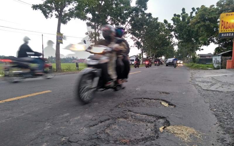 Jalan Kolonel Sugiyono Rusak, Pemkab Bantul Tak Bisa Memperbaiki