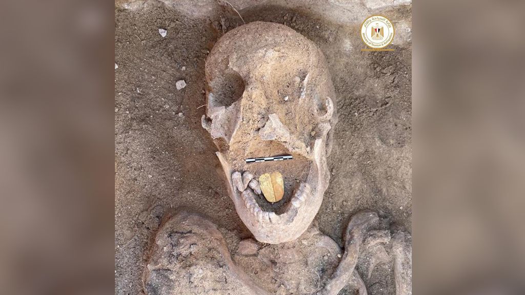 Mumi Berlidah Emas Berumur 2.000 Tahun Ditemukan di Mesir