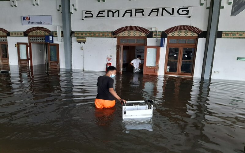 Semarang Banjir, Ini Daftar Rangkaian KA yang Terganggu