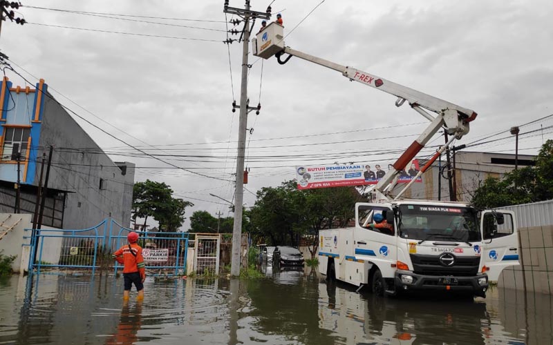 PLN Berhasil Pulihkan Sebagian Listrik Pasca Banjir