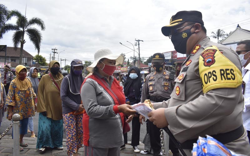 Tekan Covid-19, Polres Magelang Buka Kios Masker Gratis di Borobudur