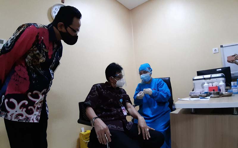 Cerita Dirut RS Panti Rapih yang Jadi Nakes Lansia Pertama Disuntik Vaksin Covid-19