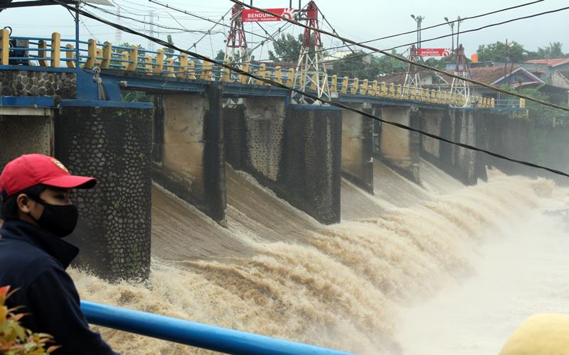 Anies Sebut Target Banjir 6 Jam Surut Terkendala Kiriman Air dari Bogor dan Depok
