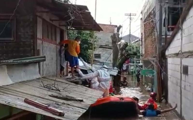 Detik-Detik Evakuasi Seorang Warga Positif Covid-19 dari Rumah yang Terendam Banjir